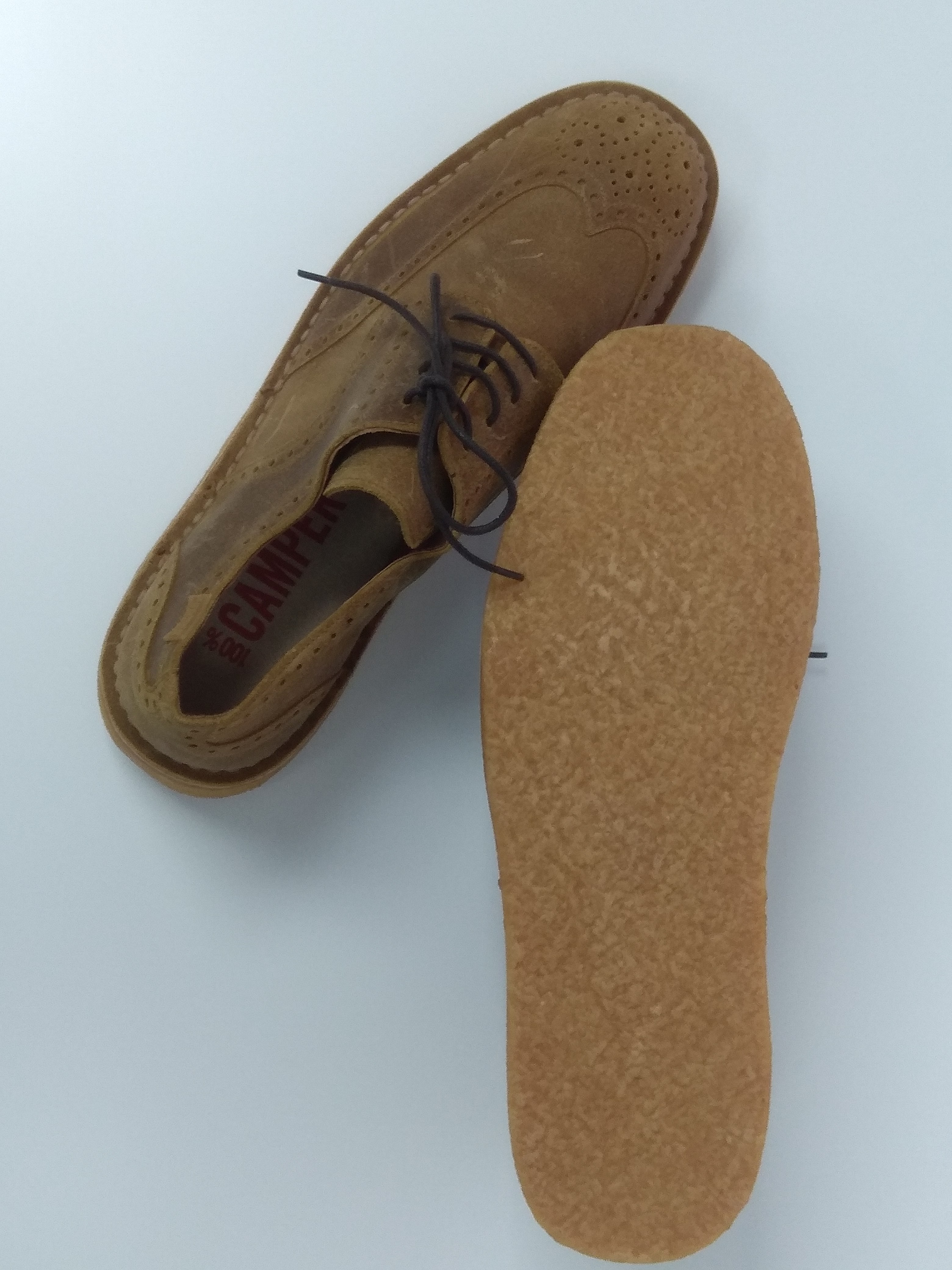 Zapato de piel visto desde arriba, con la plantilla de corcho a la vista
