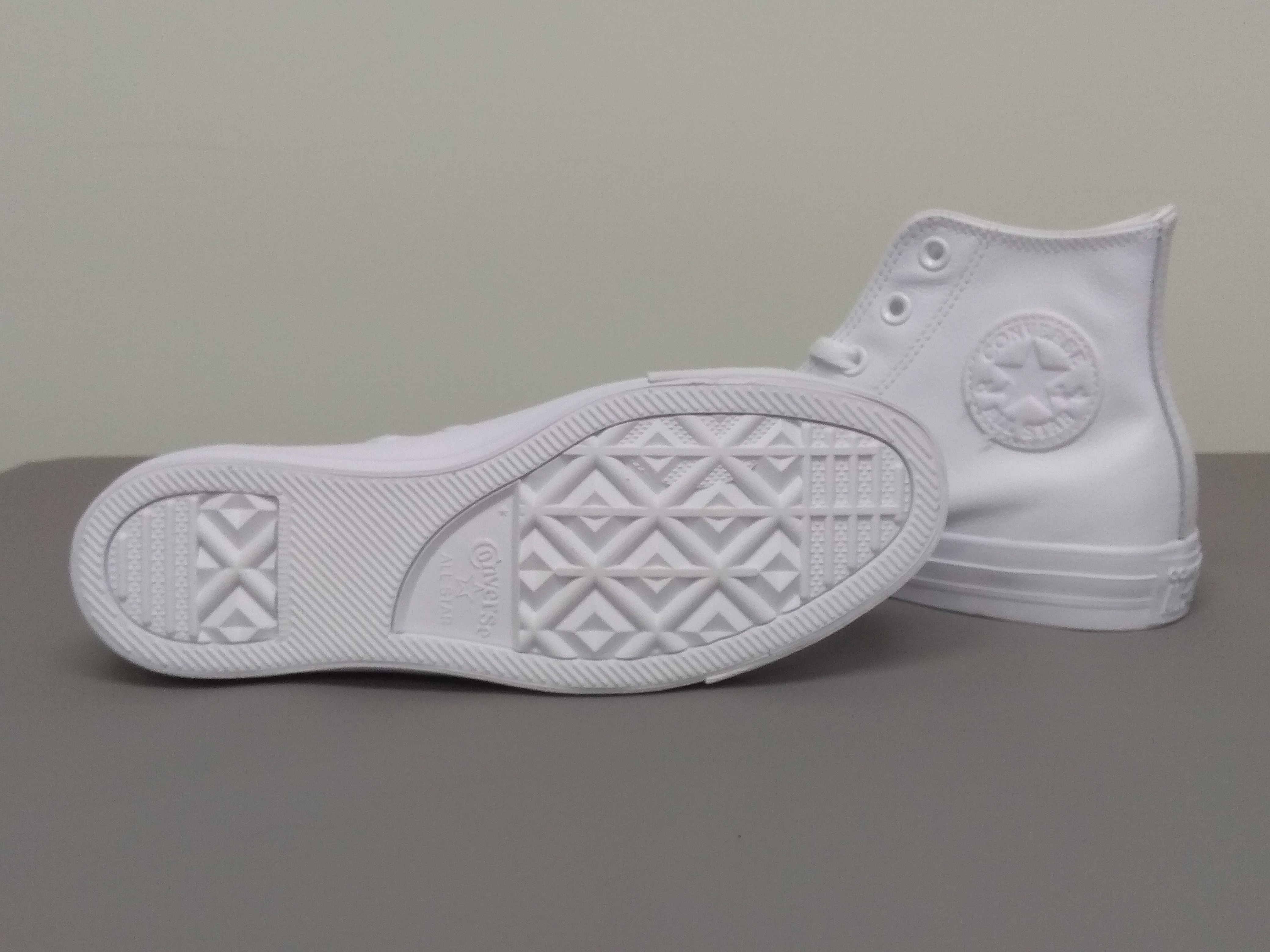 Zapatilla de lona blanca de caña alta, de perfil
