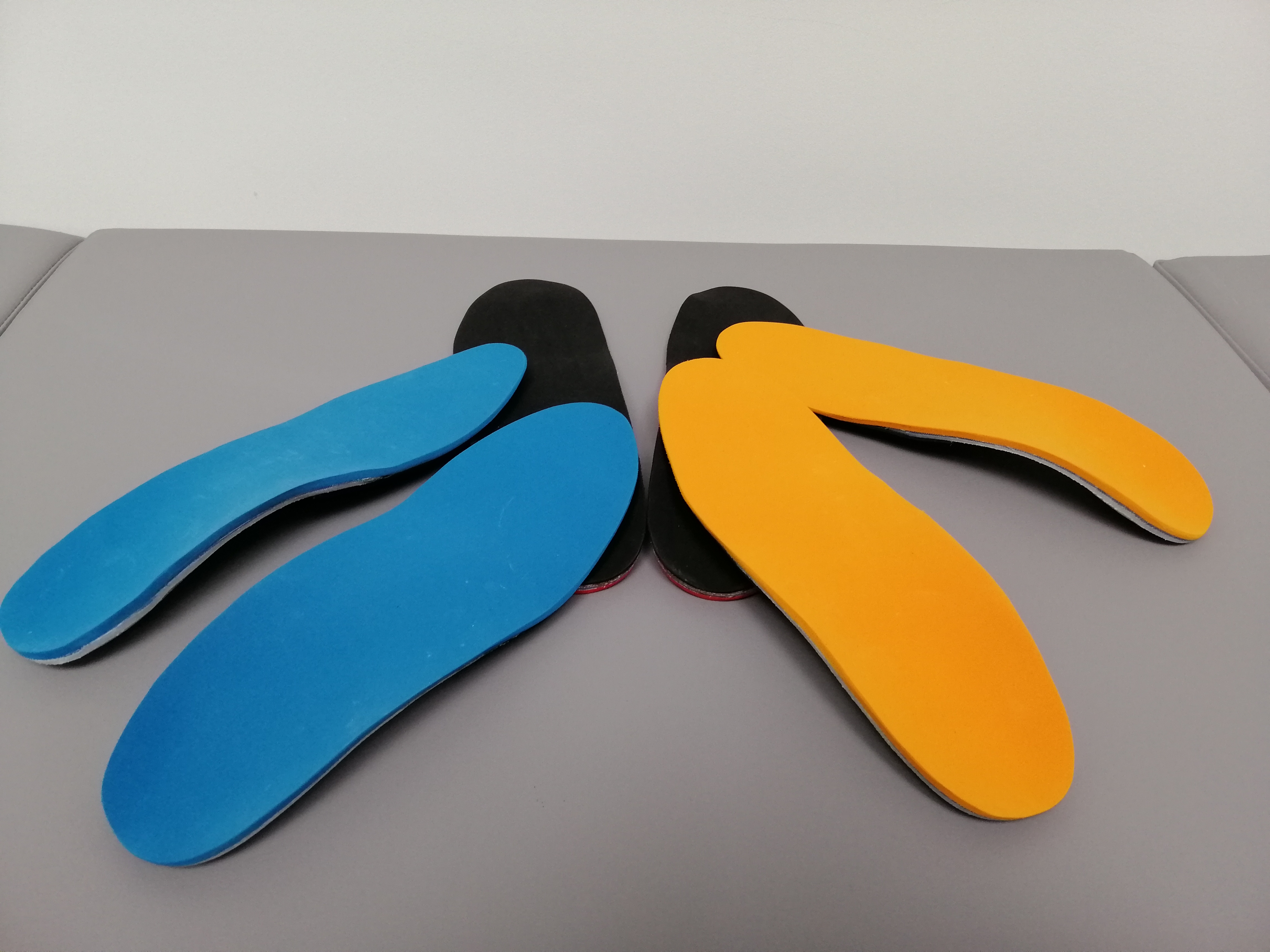 Tres plantilles a mida de materials i colors diferents