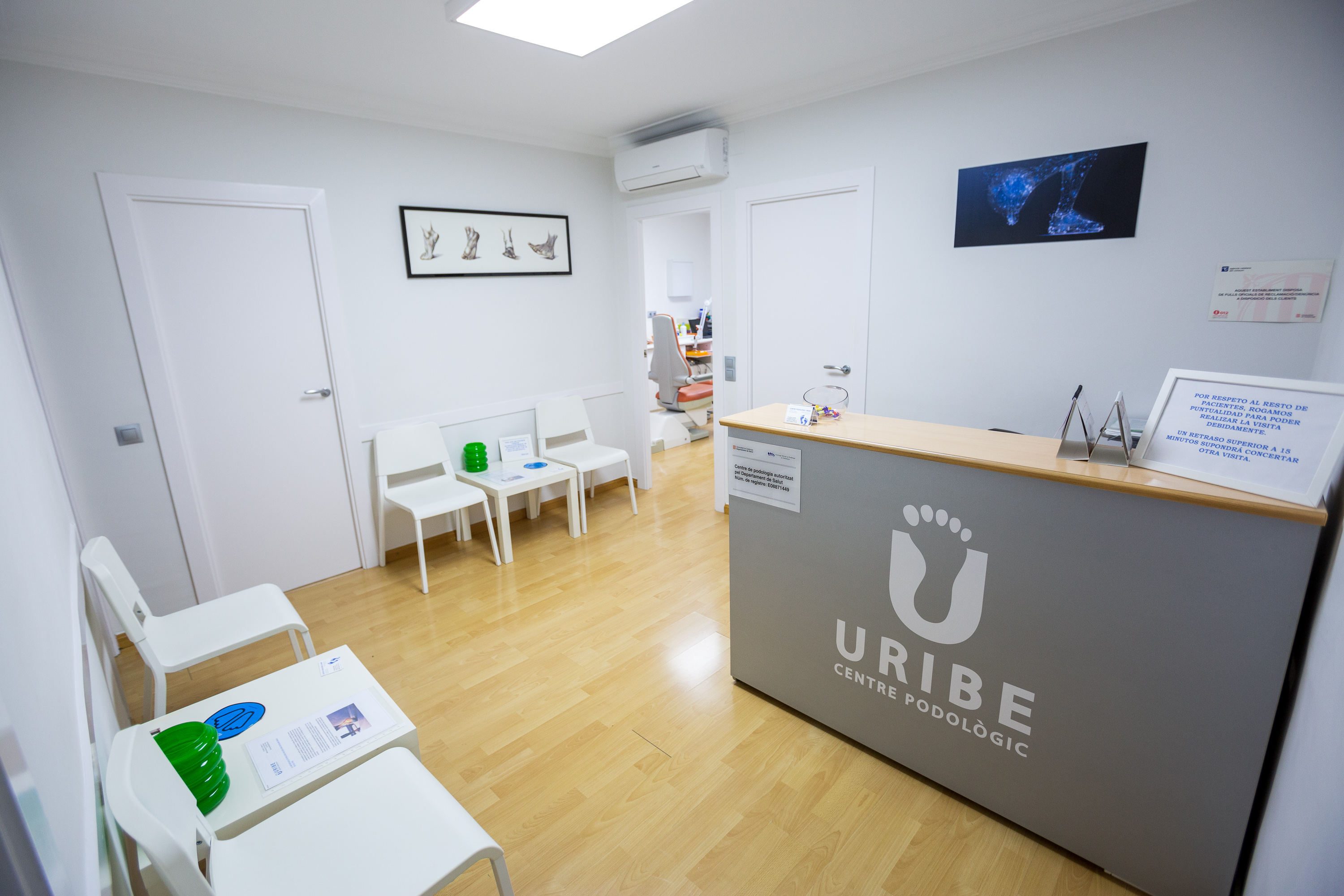 Recepció del centre, amb el taulell retolat i la sala d'espera
