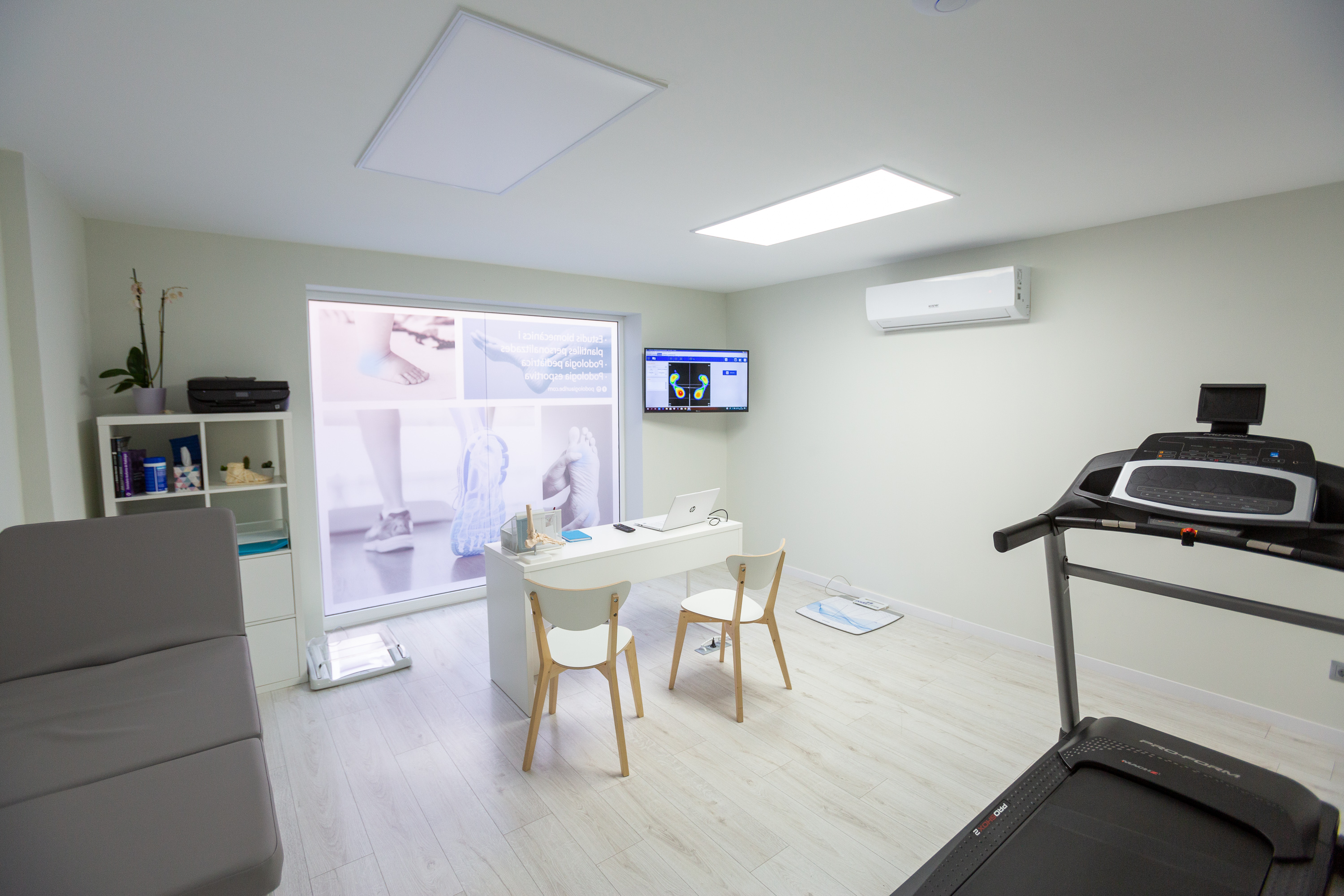 Sala de biomecànica amb la cinta de marxa al fons