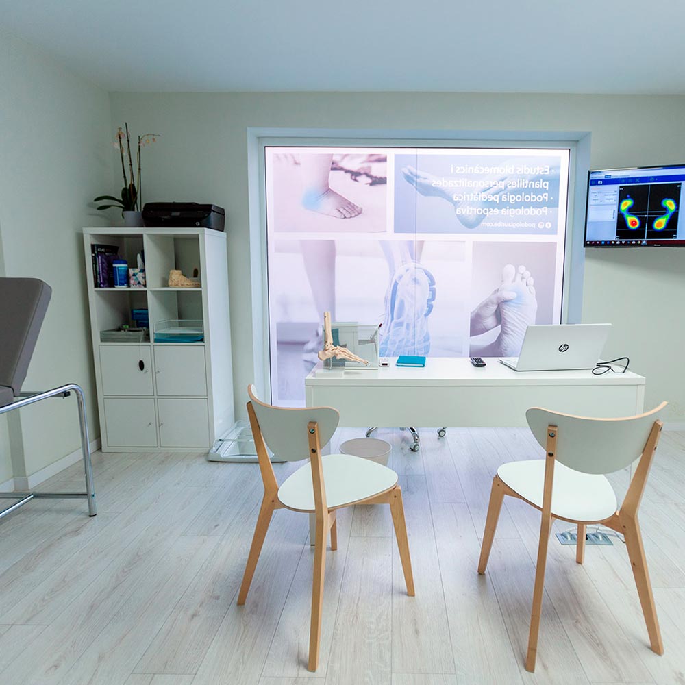 Sala de biomecánica del centro, con la mesa de análisis y las pantallas